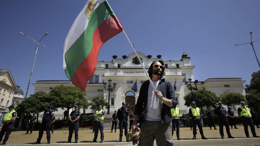 Demonštrant máva bulharskou vlajkou