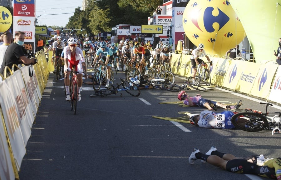 Na snímke cyklisti ležia