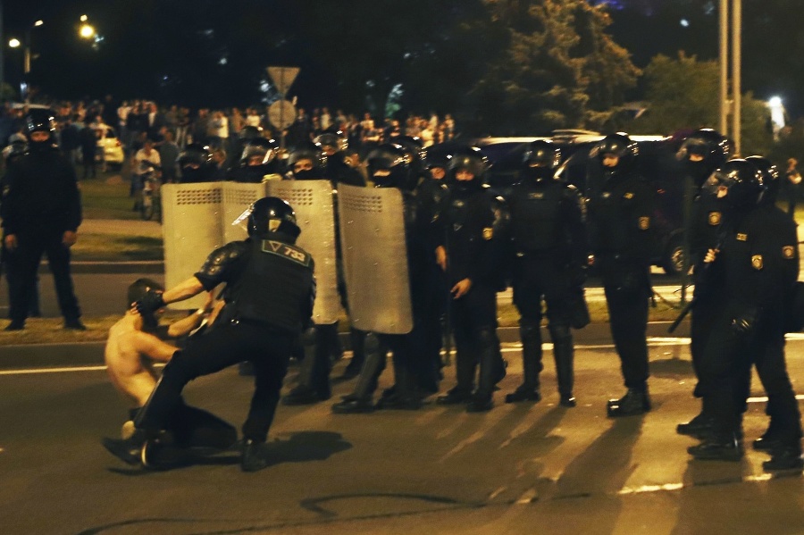 Polícia neváhala proti protestujúcim