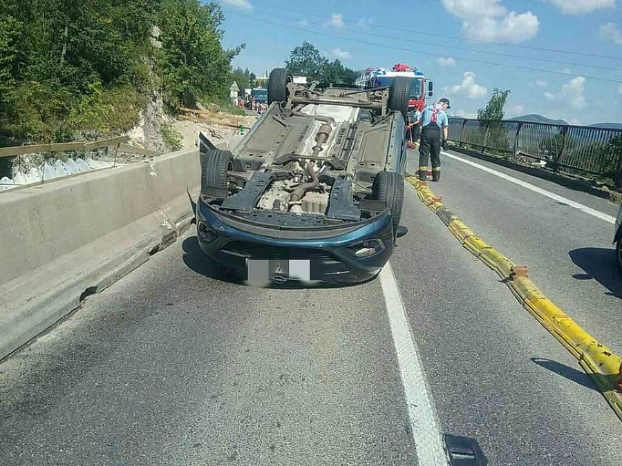 Nehoda pod Strečnom skomplikovala