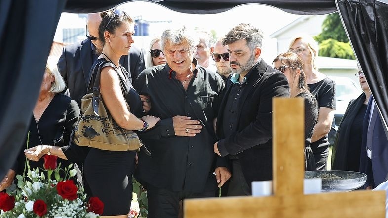 Weitera museli pri truhle jeho manželky podopierať.