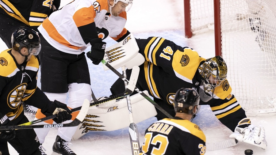 Boston Bruins v zostave s slovenským brankárom Jaroslavom Halákom a obrancom Zdenom Chárom podľahol Philadelphii Flyers 1:4.  