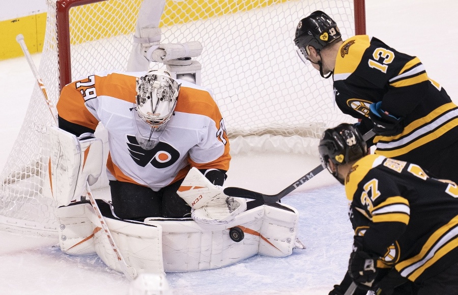 Boston Bruins v zostave s slovenským brankárom Jaroslavom Halákom a obrancom Zdenom Chárom podľahol Philadelphii Flyers 1:4.  