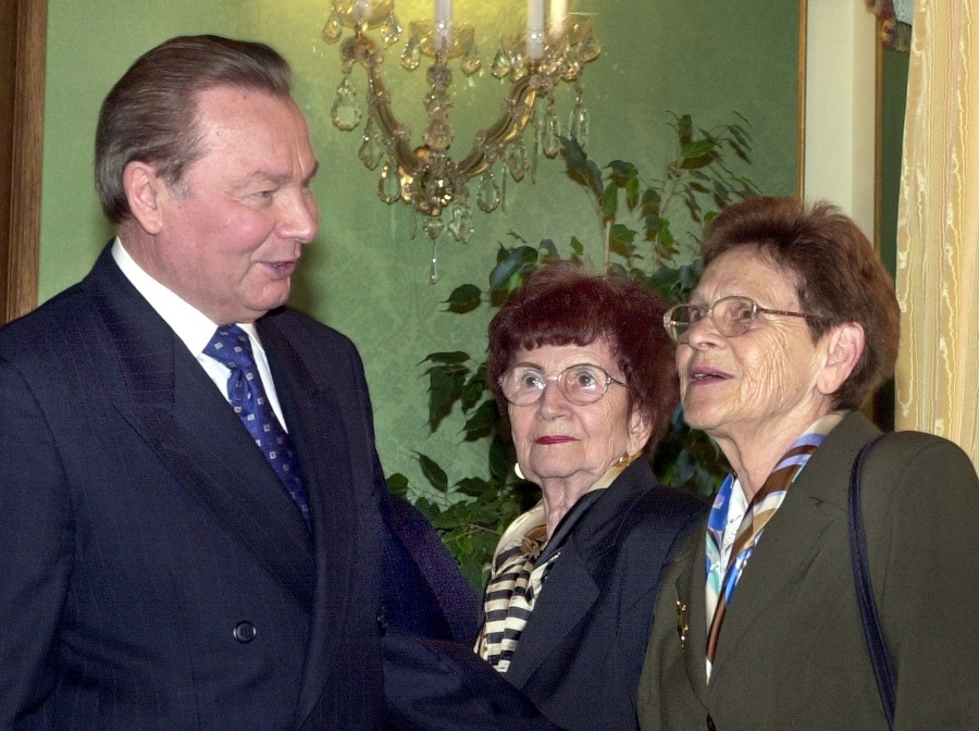  Prezident SR Rudolf Schuster, Ružena Vajnorská a Edita Grosmanová na archívnej snímke z roku 2002