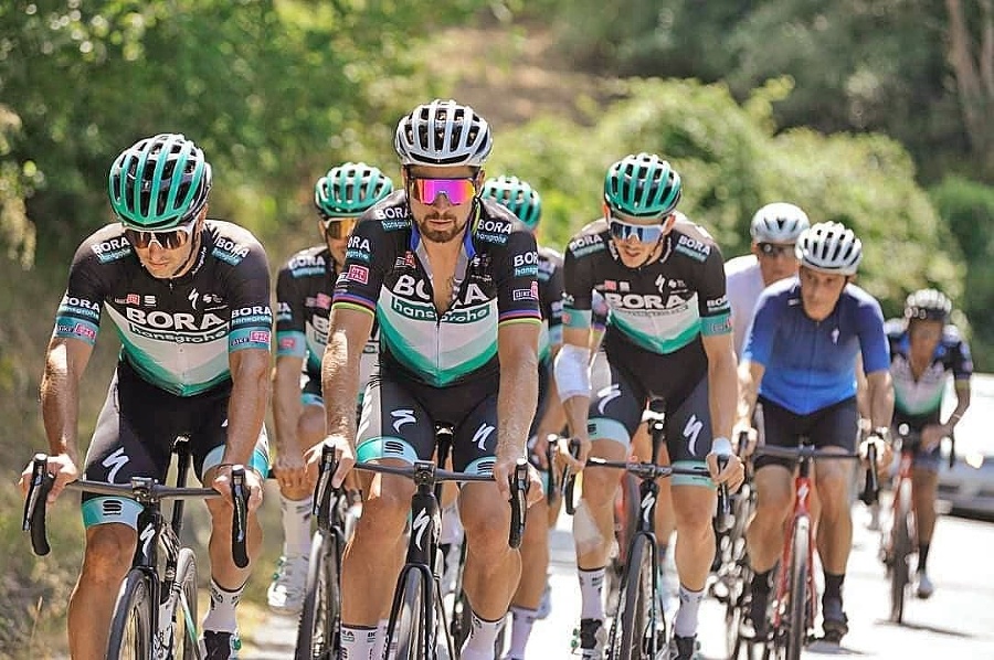 Peter Sagan (v strede).