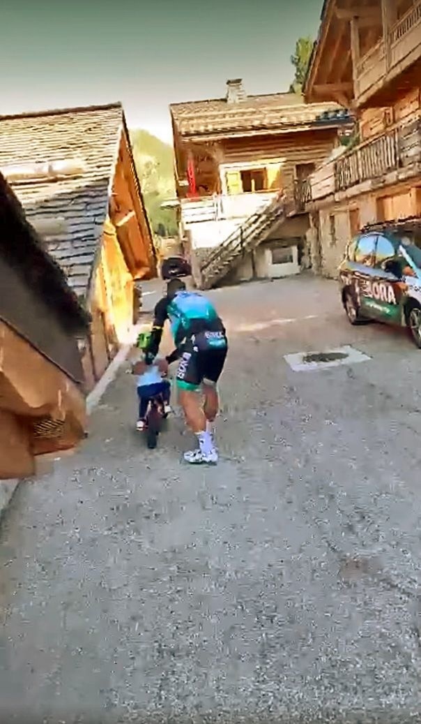 Peter učí svojho syna byciklovať.