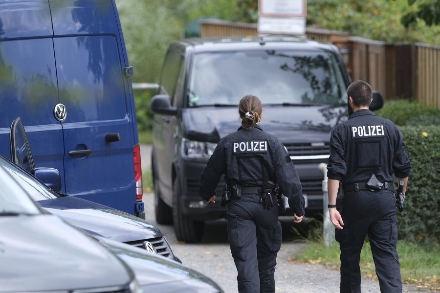 Nemeckí policajti prehľadávajú časť