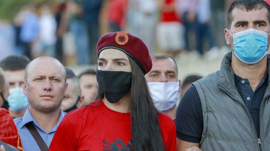 Obyvatelia Kosova s rúškami