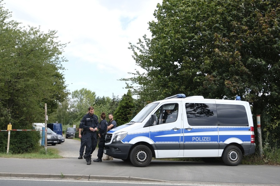 Nemeckí policajti prehľadávajú časť
