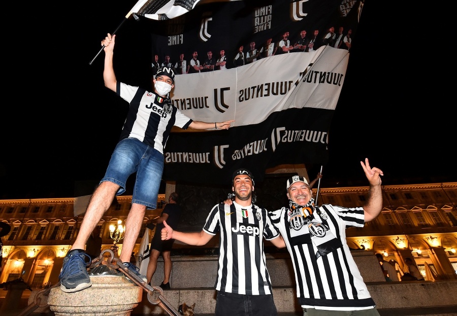 Fanúšikovia Juventusu oslavujú víťazstvo