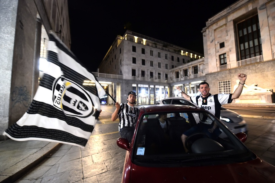 Fanúšikovia Juventusu oslavujú víťazstvo v Turíne.