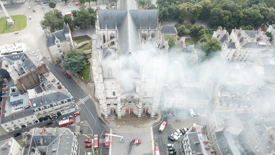 Katedrálu Nantes pohltili plamene.