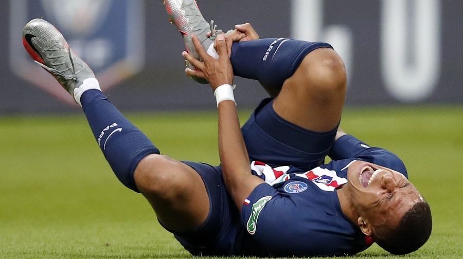 Futbalista PSG, Kylian Mbappé, má po škaredom faule vyvrtnutý členok.