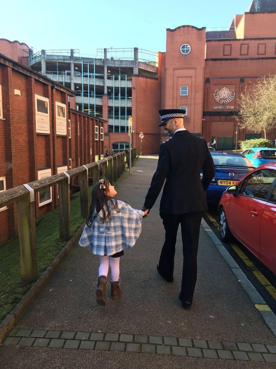 Policajt John s dcérkou.