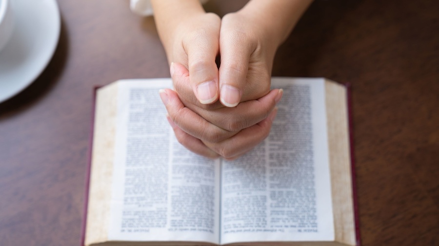 Women reading the Holy