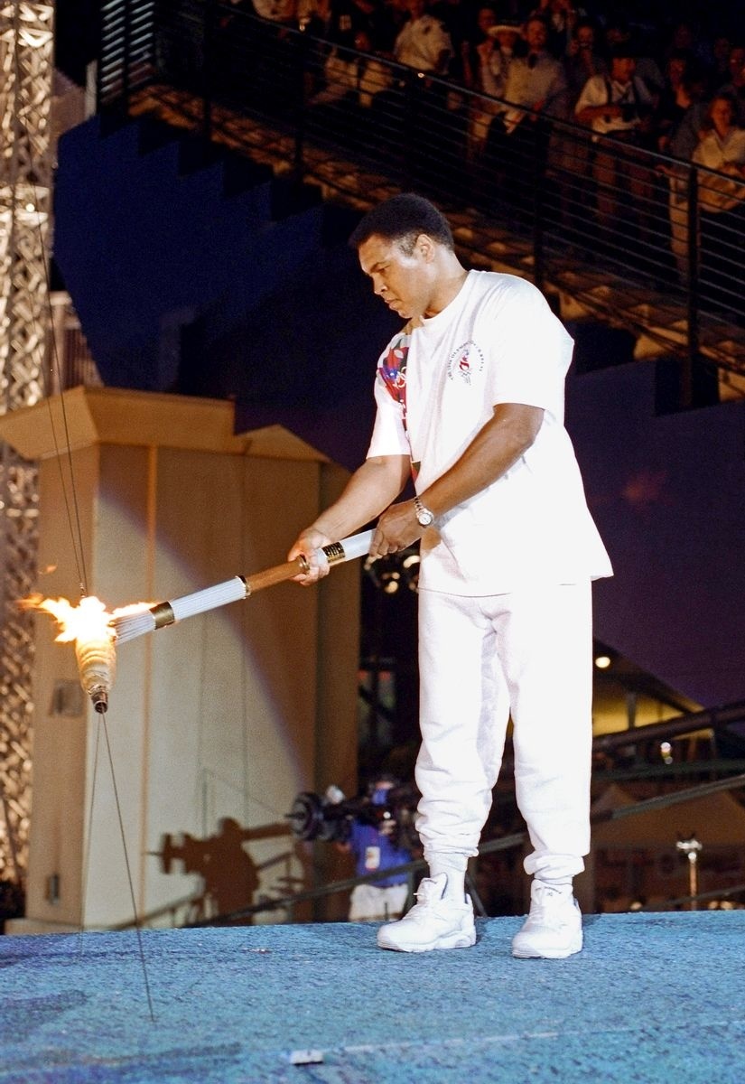1996: Muhammad Ali zapálil