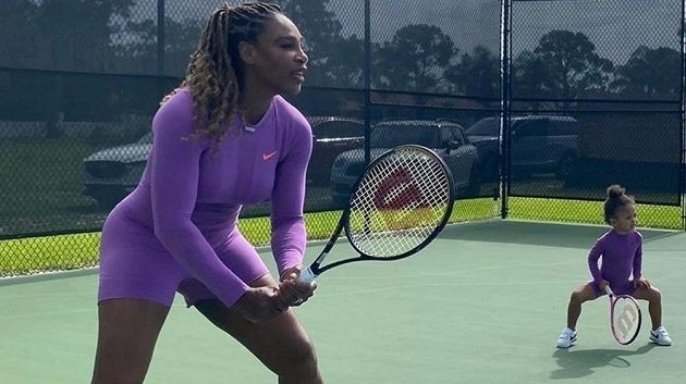 Serena pózuje na kurte