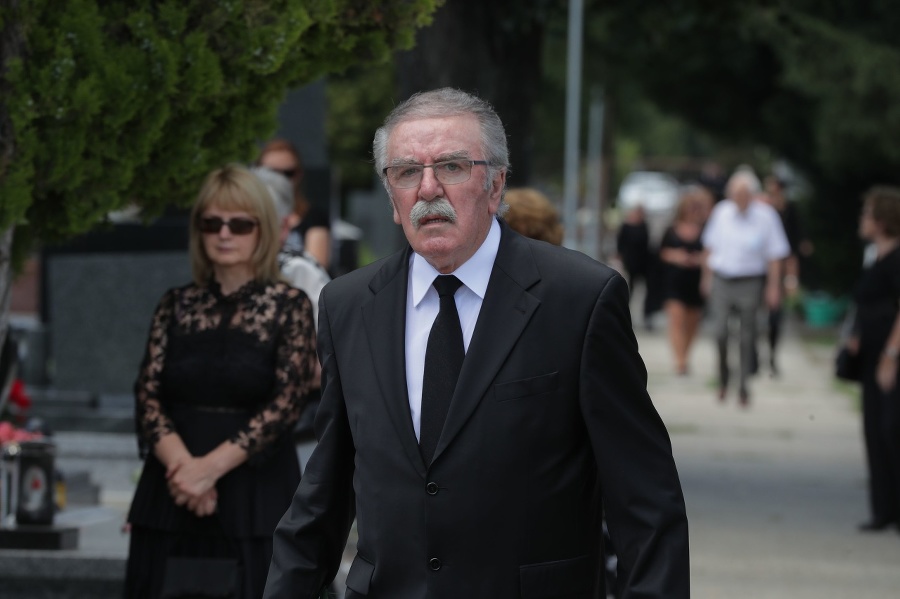 Spevák Robo Kazík na pohrebe Andrey Weiter-Fischer († 47).