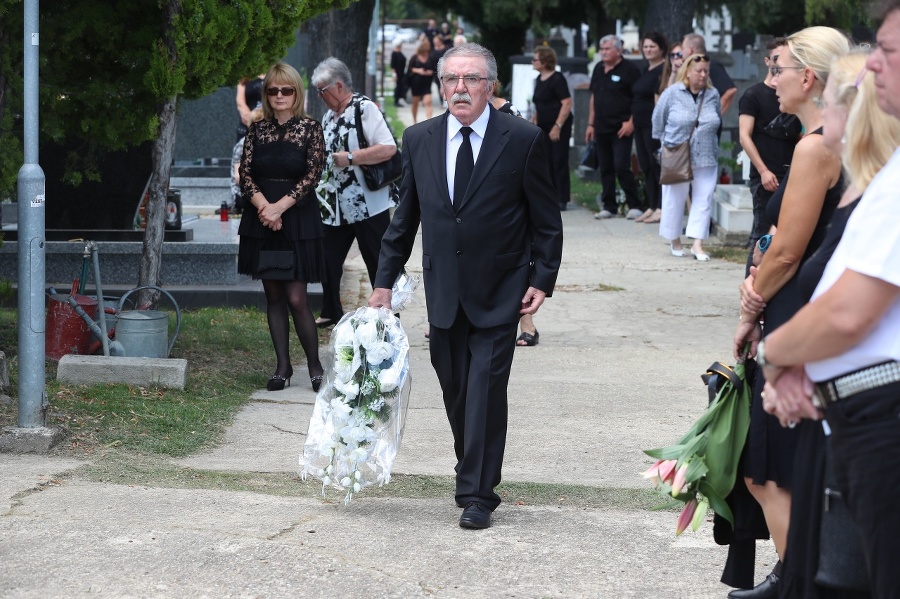 Spevák Robo Kazík na pohrebe Andrey Weiter-Fischer († 47).