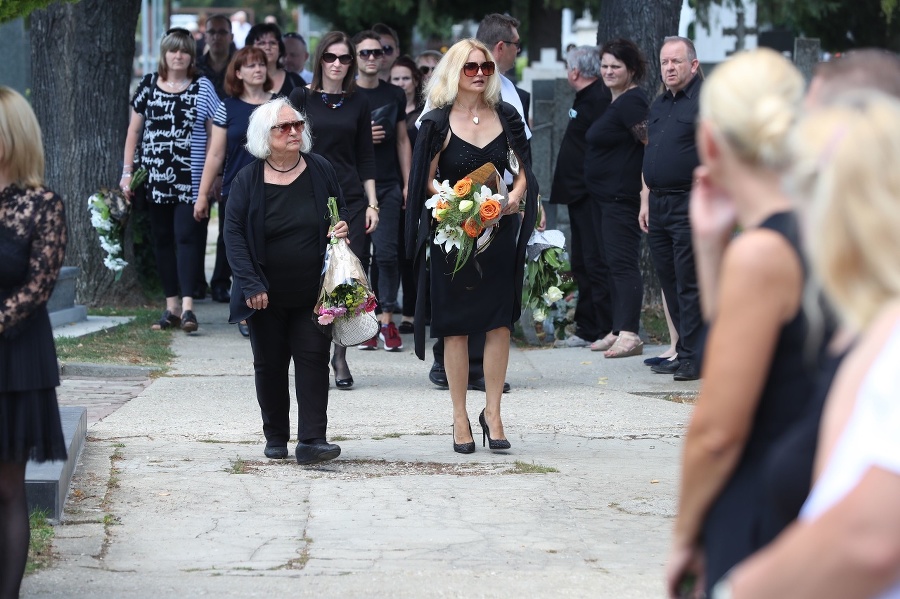 Speváčka Marcella Molnárová na pohrebe Andrey Weiter-Fischer.