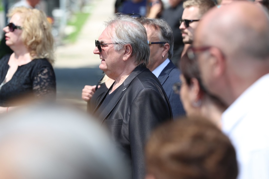 Spevák Peter Stašák na pohrebe Andrey Weiter-Fischer.