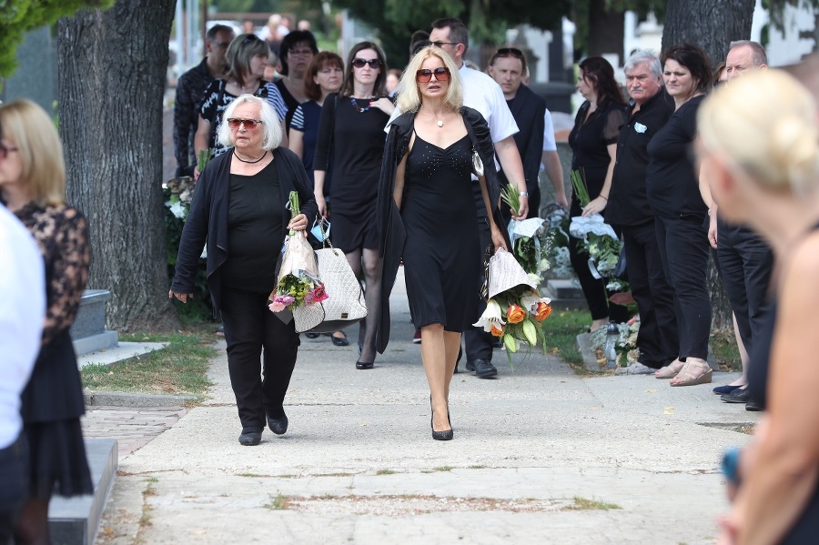 Maja Velšicová a Marcela Mollnárová na pohrebe Andrey Weiter-Fischer († 47).