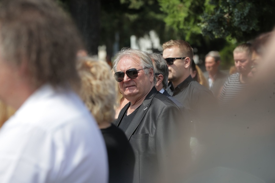 Spevák Peter Stašák na pohrebe Andrey Weiter-Fischer († 47).