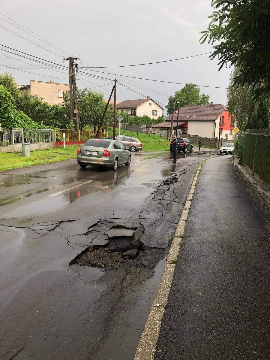 Poškodená cestná komunikácia.