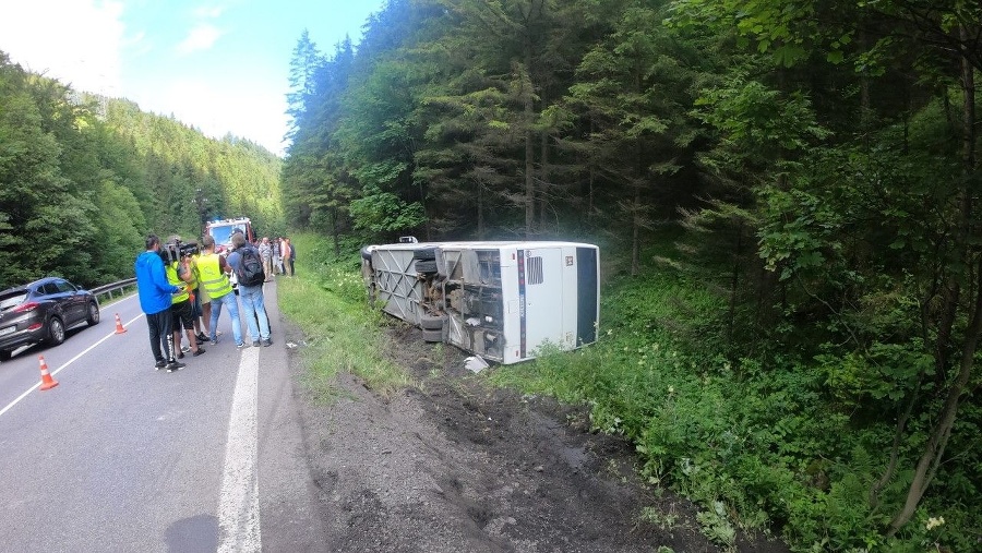 Prevrátený autobus, v ktorom