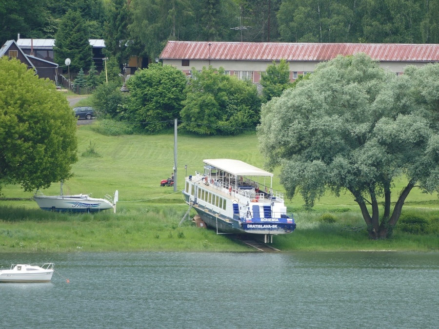 Loď spustia na vodu