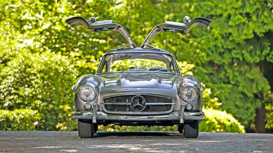 Zdvihnuté dvere pripomínajúce krídla dali Mercedesu 300 DL prezývku Gullwing.