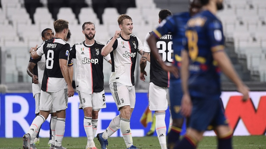 Hráči Juventusu oslavujú po