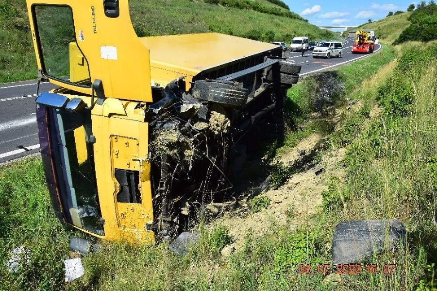 Nákladné auto pri prechádzaní