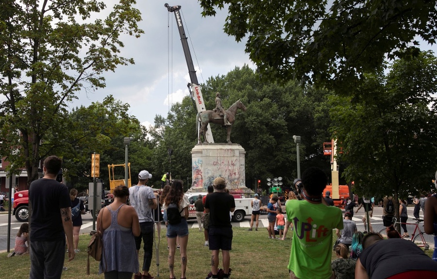 Protestujúci sa už viackrát pokúsili o zhodenie konfederačných sôch.