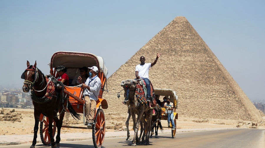Turisti na návšteve pyramíd