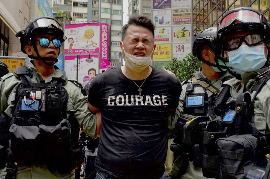Zatýkanie demonštrantov v Hongkongu.
