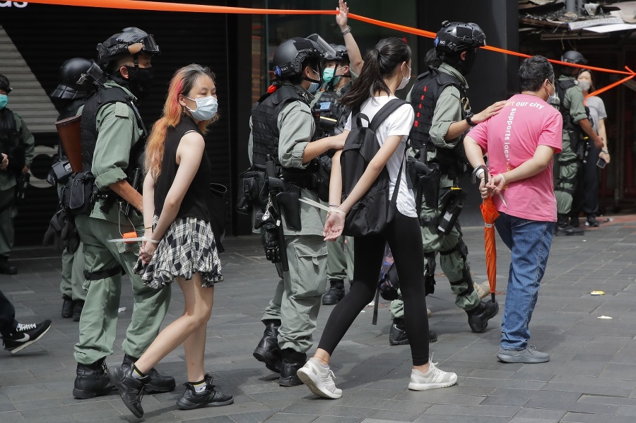 Zatýkanie demonštrantov v Hongkongu.