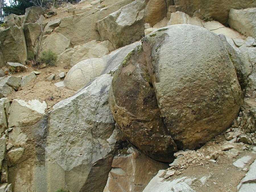 Na Kysuciach neďaleko Čadce v osade Megonky sa nachádza geologická rarita európského významu.