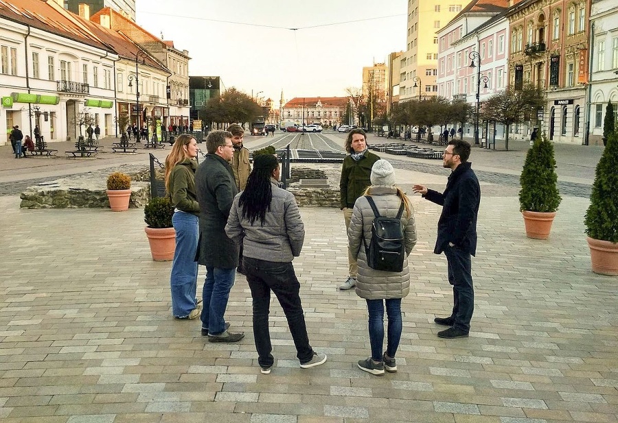 Turisti si užívajú výklad v centre Košíc.