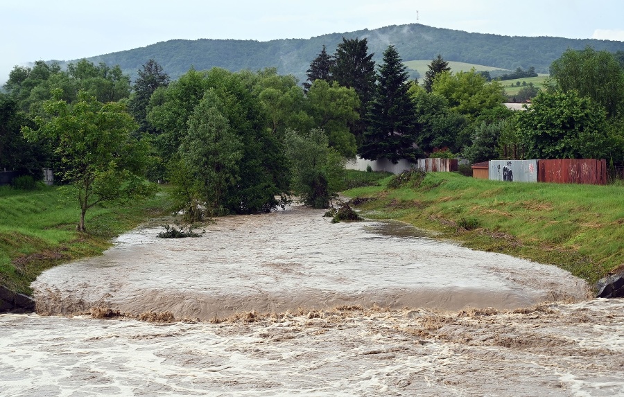 Rozvodnená rieka Pčolinka po