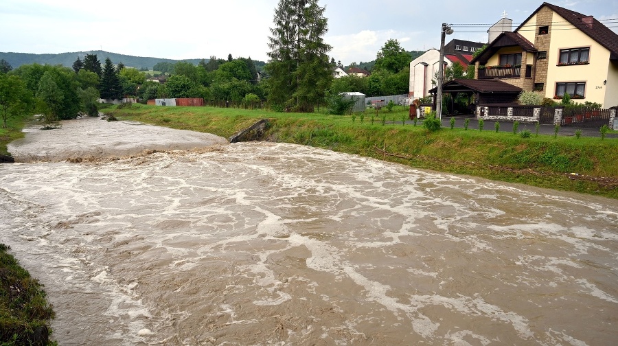 Rozvodnená rieka Pčolinka po