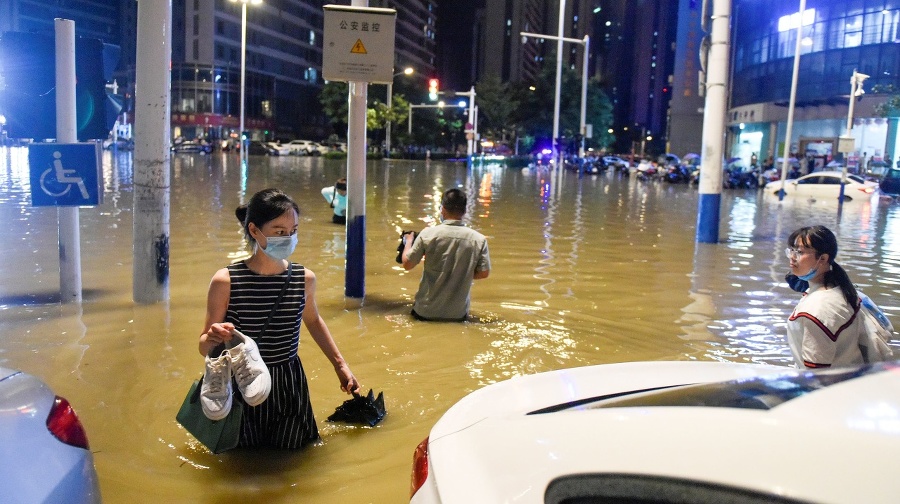Čínu sužujú aj povodne.