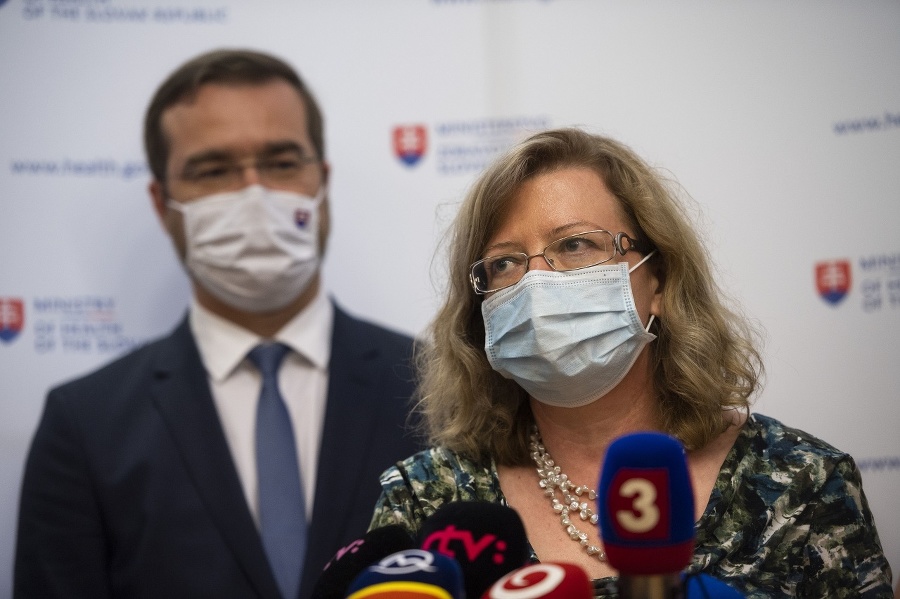 Zľava minister zdravotníctva SR Marek Krajčí (OĽaNO) a generálna riaditeľka sekcie zdravia MZ SR Andrea Škripeková