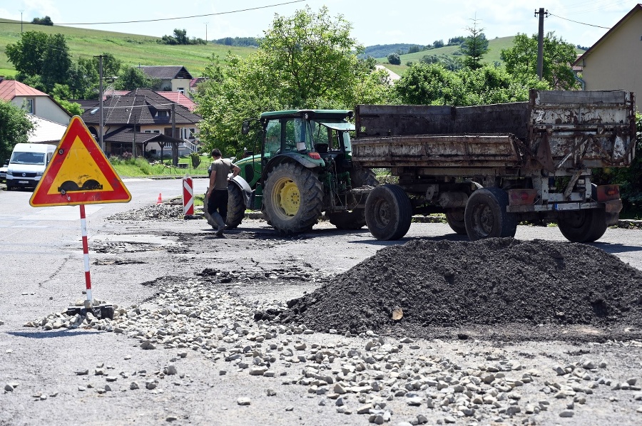 Zničená cesta v obci