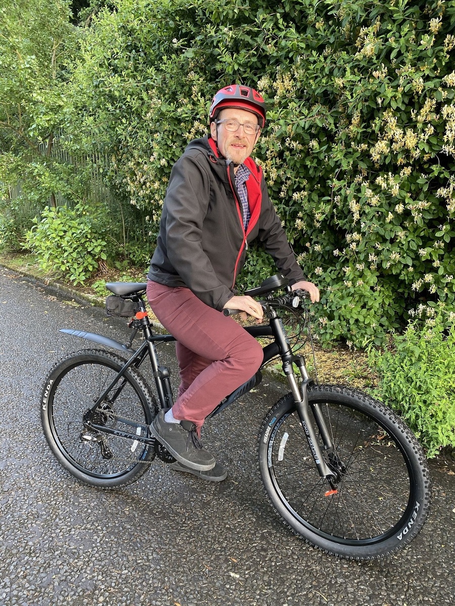 Opäť vysadol na bicykel.