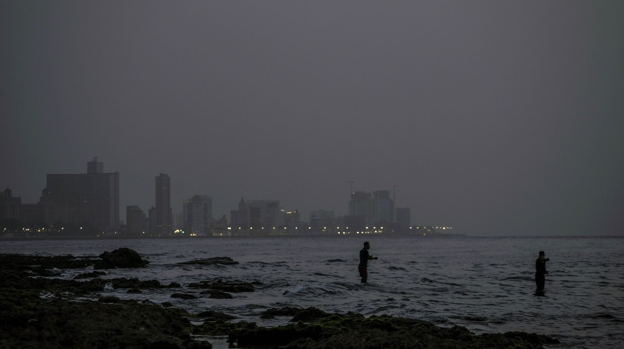 Zatemnená obloha v Havane.