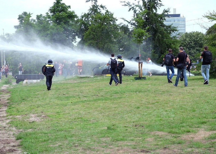 Polícia zatkla 400 ľudí