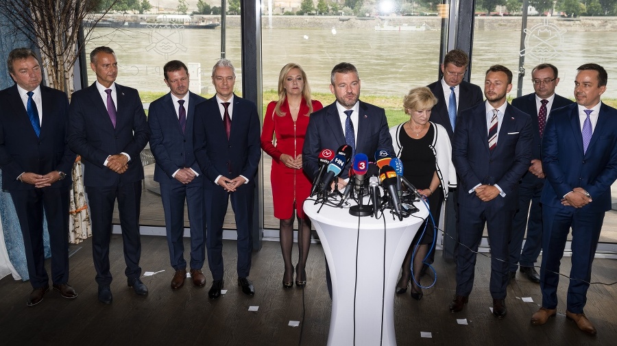 Desať poslancov Národnej rady (NR) SR za Smer-SD sa pridáva k projektu Petra Pellegriniho. 