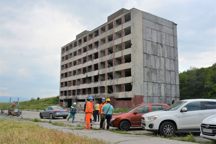 Pracovníci demolačnej firmy začínajú