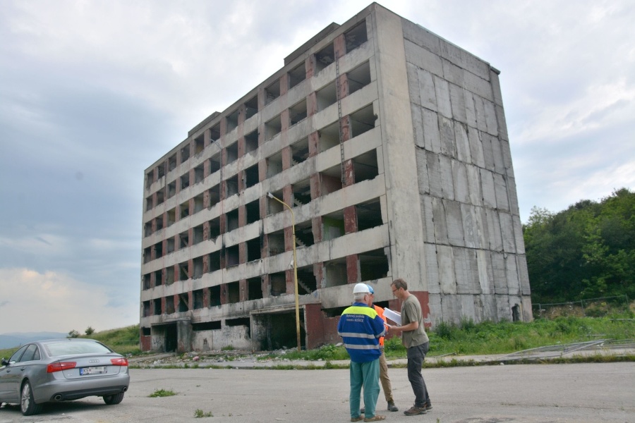 Pracovníci demolačnej firmy začínajú